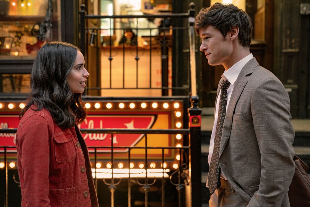 Sofia Carson et Kyle Allen discute ensemble dans la rue