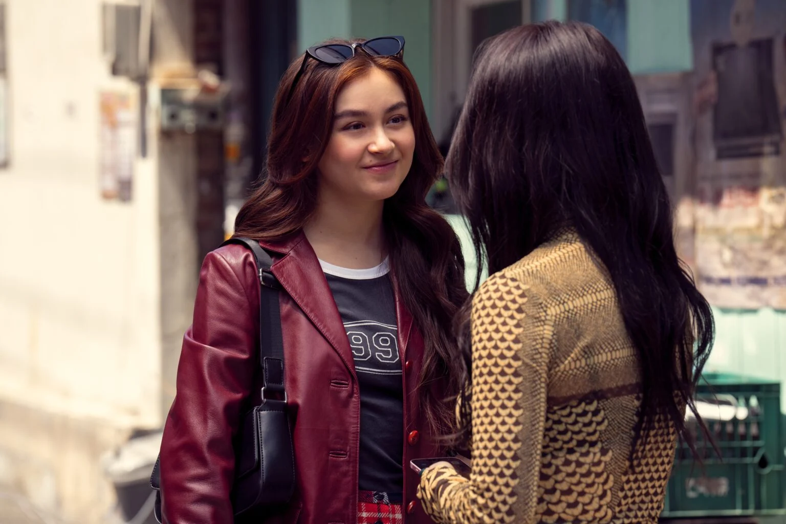 Scène de la série. Kitty sourit à une autre personne