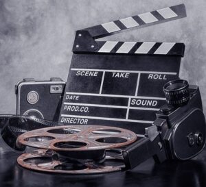 Mise en avant de clap de cinéma, caméra et bobine d'enregistrement